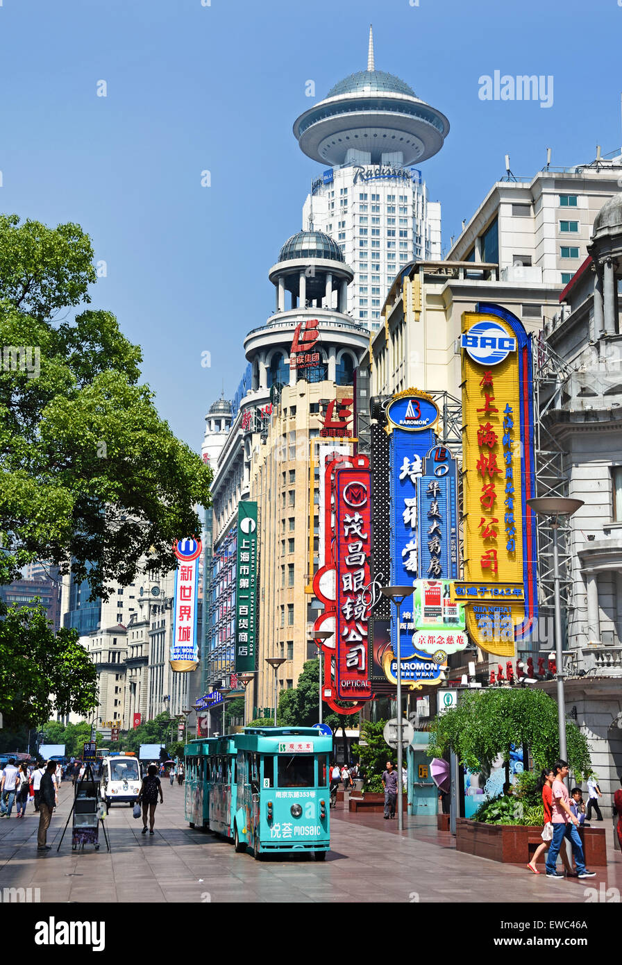 I visitatori a Nanjing Road. Strada principale per lo shopping di Shanghai. Una delle più affollate strade commerciali in tutto il mondo . East Nanjing Road Foto Stock