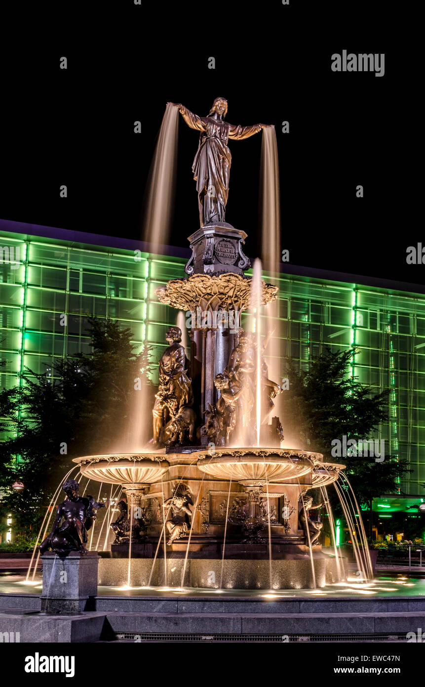 Tyler Davidson monumento in Piazza Fontana, Cincinnati a notte con green building Foto Stock