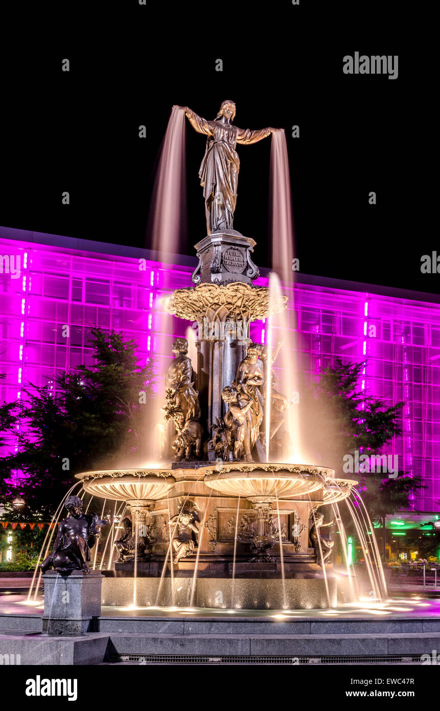 Tyler Davidson monumento in Piazza Fontana, Cincinnati di notte con edificio viola Foto Stock