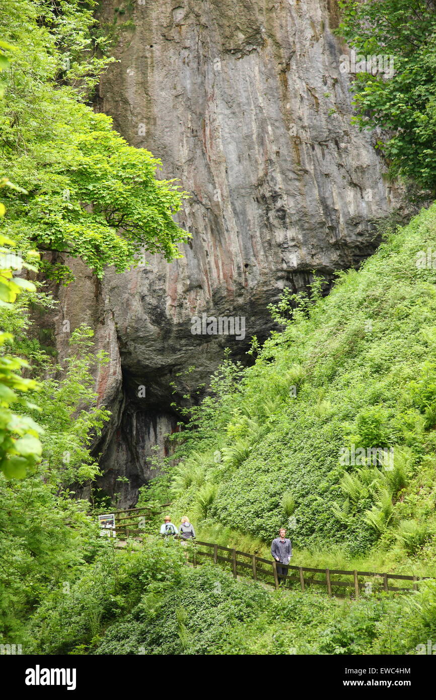 Persone su un approccio per la vasta entrata di Peak Cavern, mostrano una grotta in Castleton village, Peak District DERBYSHIRE REGNO UNITO Foto Stock