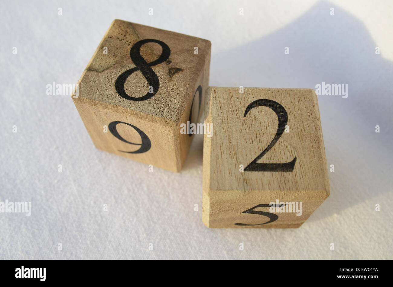 I numeri su cubi di legno Foto Stock