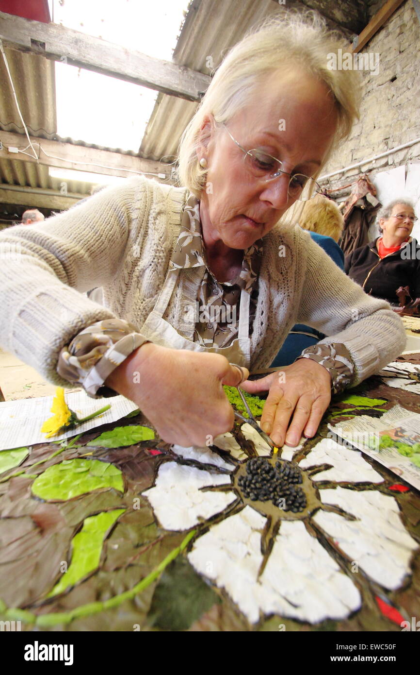 Volontari preparare un condimento bene con materiali naturali in anticipo della sua visualizzazione nel villaggio di Tideswell, Peak District DERBYSHIRE REGNO UNITO Foto Stock