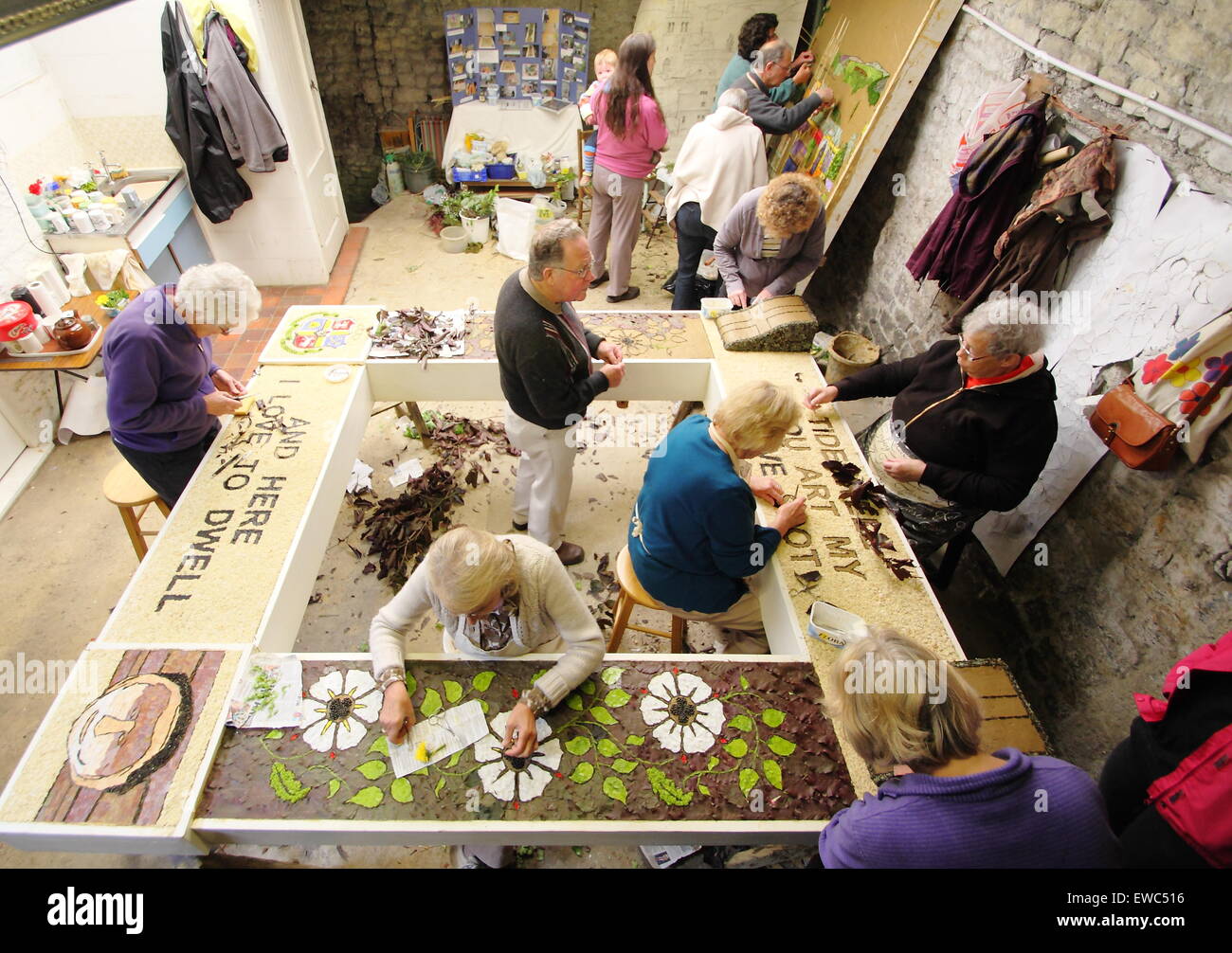 Volontari preparare un condimento bene con materiali naturali in anticipo della sua visualizzazione nel villaggio di Tideswell, Peak District DERBYSHIRE REGNO UNITO Foto Stock