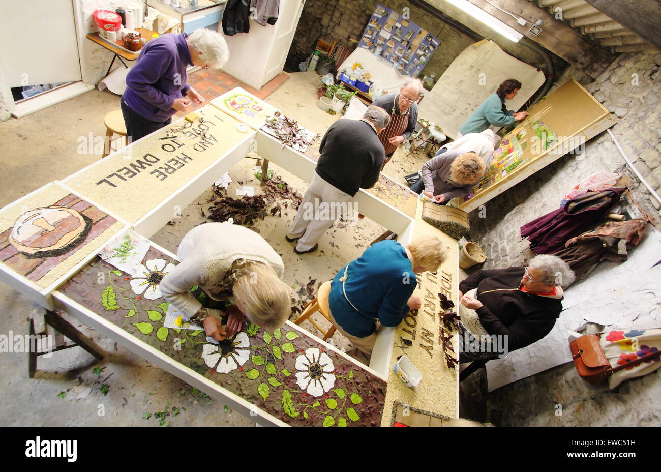 Volontari preparare un condimento bene con materiali naturali in anticipo della sua visualizzazione nel villaggio di Tideswell, Peak District DERBYSHIRE REGNO UNITO Foto Stock