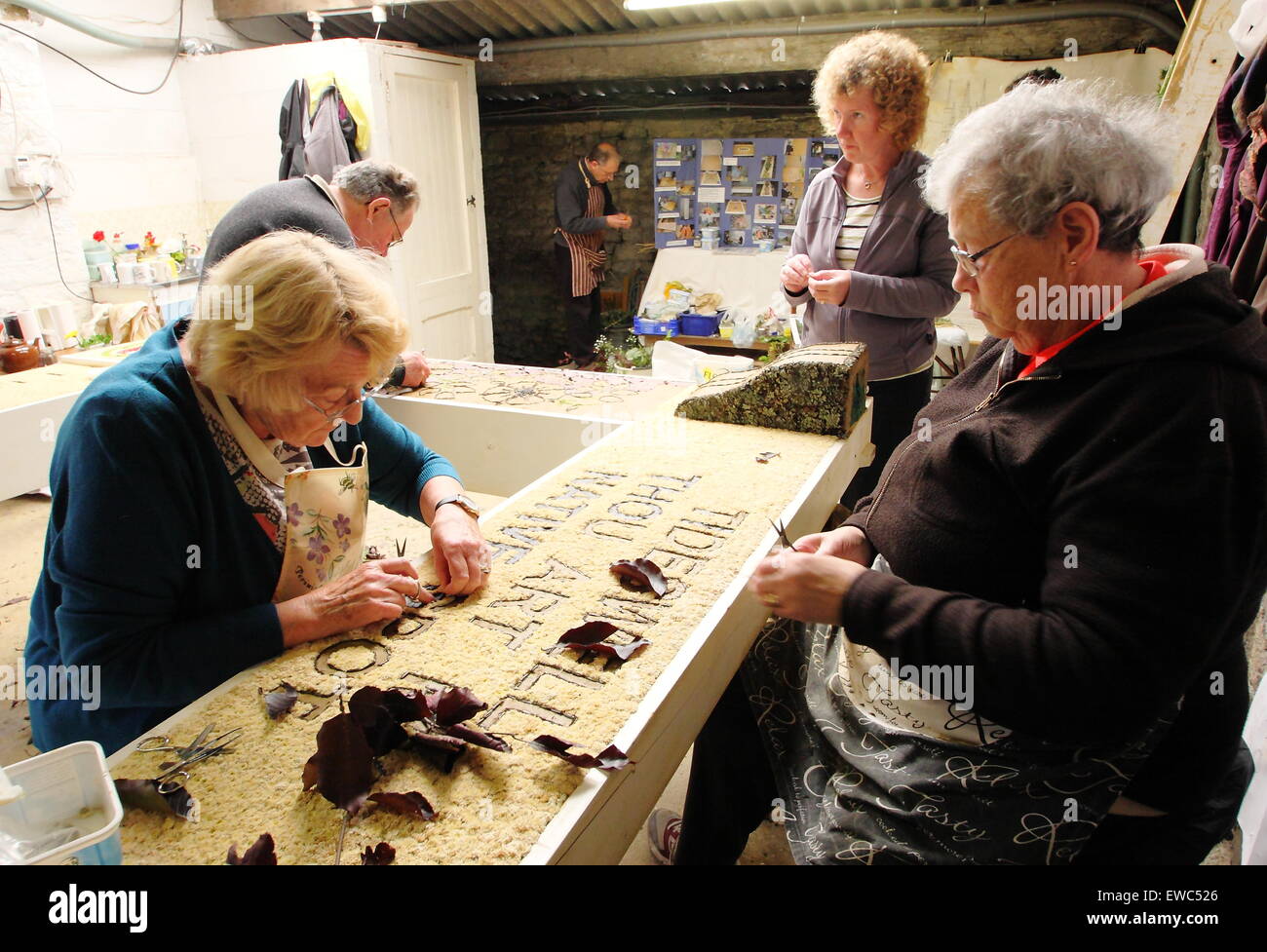 Volontari preparare un condimento bene con materiali naturali in anticipo della sua visualizzazione nel villaggio di Tideswell, Peak District DERBYSHIRE REGNO UNITO Foto Stock