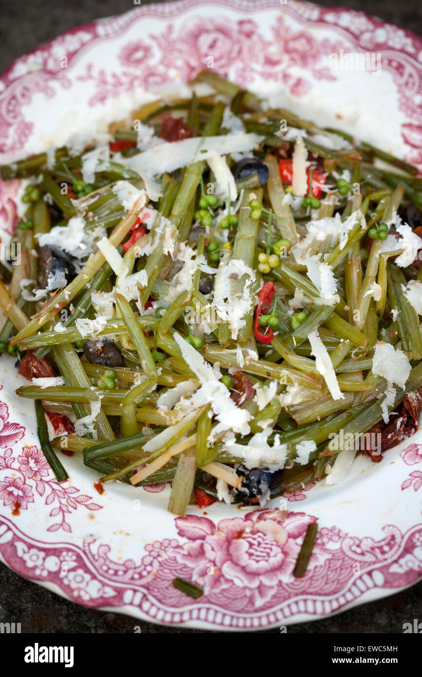 Saltate in padella aglio selvatico con steli di peperoncino olive e mescolare pomodori fritti Foto Stock