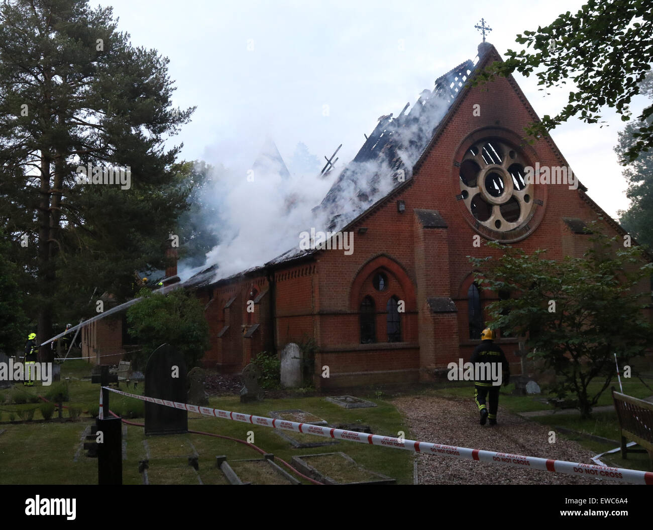 Fleet Hampshire, Regno Unito. Il 22 giugno, 2015. Quaranta figthers antincendio sono in lotta per il controllo di un incendio alla Chiesa di Tutti i Santi è stato distorey dal fuoco. Resident stanno venendo a patti con la perdita della comunità il mozzo. Un incendio doloso era già stata effettuata da una persona sconosciuta in precedenza nel corso della settimana è notevole a causa del suo architetto William Burges e è stato costruito 1861-2. Si tratta di una Grade II * listed building Credito: Jason Kay/Alamy Live News Foto Stock