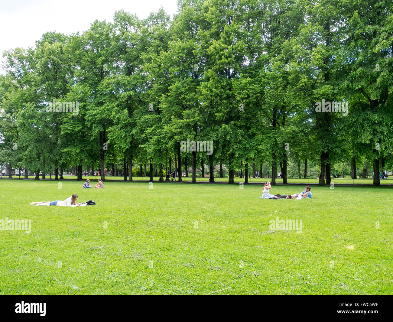 Le persone che si godono il bel tempo nel Frognerpark in Oslo. Foto Stock