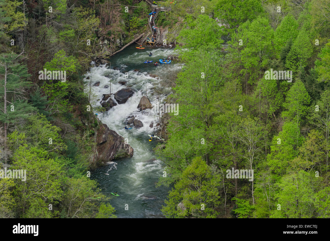 Kayakers e puntoni accesso al fiume Toccoa su un elevato rilascio acqua data Foto Stock