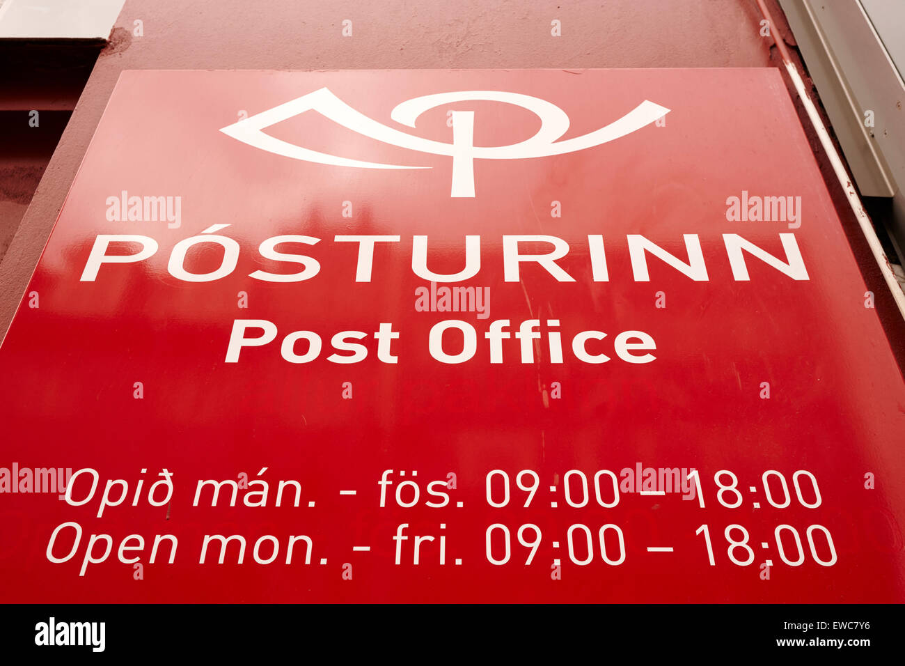 Posturinn islandese servizio postale post office orari di apertura segno Reykjavik Islanda Foto Stock