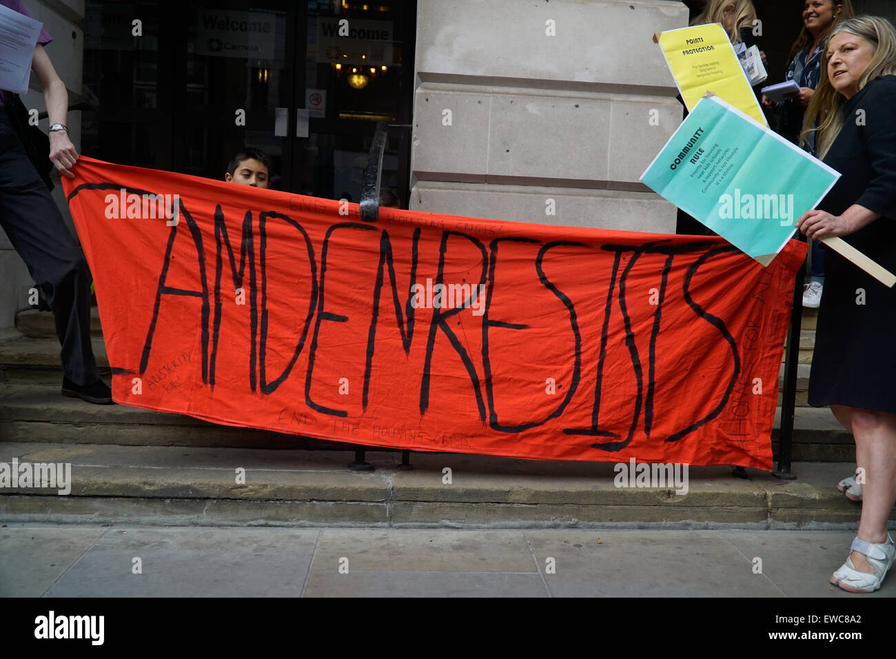 Londra, Regno Unito. Il 22 giugno, 2015. 'Non solo una mamma' gruppo e residenti di Camden protestare davanti a circa il progetto di alloggiamento del consiglio la politica di allocazione, stimato che più di ventimila persone saranno rimossi dalla scatola del consiglio la lista di attesa riunione in Camden Town Hall, supportato da Unison e uniscono l'Unione europea a Londra. Credito: Vedere Li/Alamy Live News Foto Stock