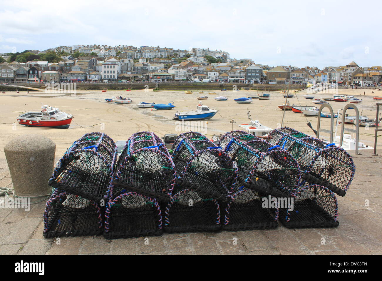 pentole di granchio sul molo di st ives in bassa marea con st ives sullo sfondo in estate Foto Stock