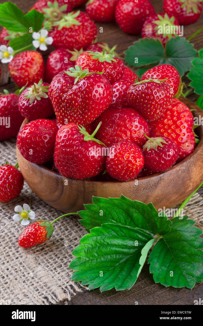 Fragole fresche nella ciotola di legno Foto Stock