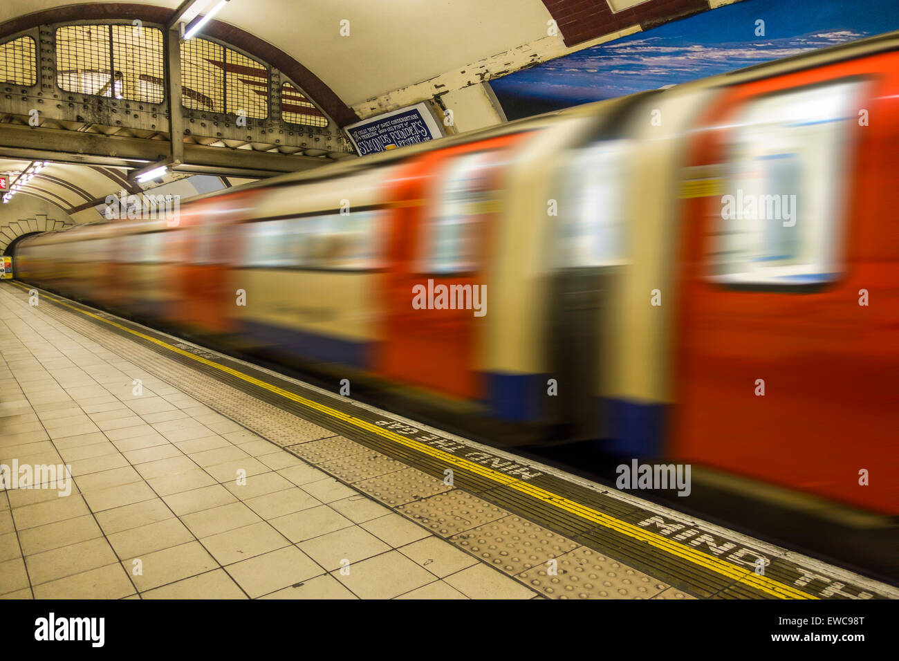 La metropolitana di Londra viaggio in treno attraverso la stazione. Foto Stock