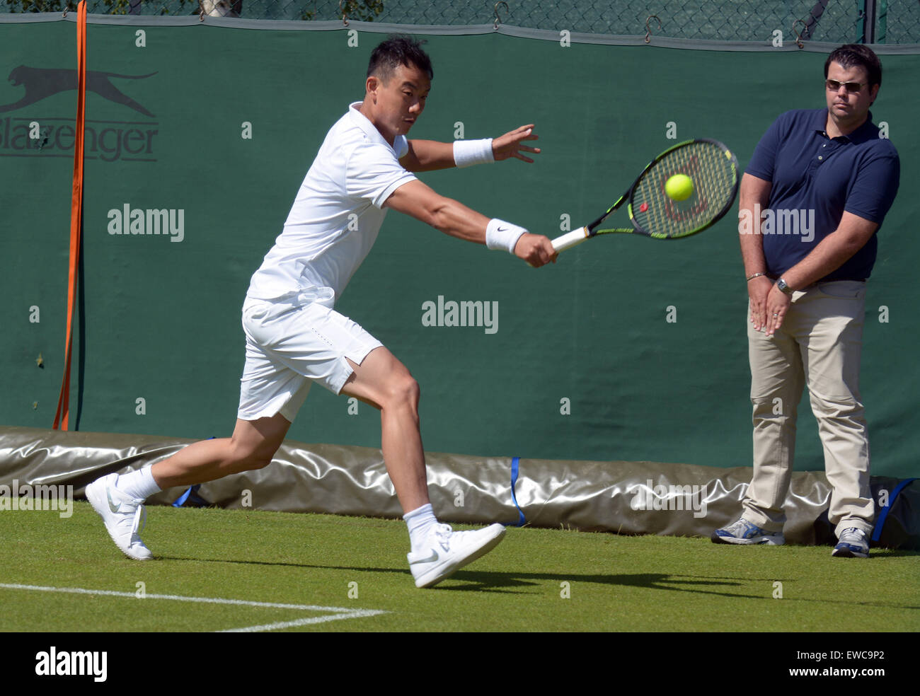 Il torneo di Wimbledon, Londra, Regno Unito. Il 22 giugno, 2015. Banca d'Inghilterra Sportivi Roehampton Londra Inghilterra il 22 giugno 2015. Immagine mostra Jimmy Wang di Taipei cinese che ha battuto Pedro Cachin di Argentina 4-6 6-3 7-5. Wang ha raggiunto il terzo round del main draw a Wimbledon lo scorso anno una carriera per il 30-anno-vecchio. Le qualificazioni per i campionati ha iniziato oggi - una settimana prima dell'evento principale. non vi è un unico "vincitore" di qualifica, invece i giocatori che vincere tutte e tre le manche - 16 nel singolo maschile e 12 nell'Ladies' Singles - di progredire, lungo con quattro coppie di e Foto Stock