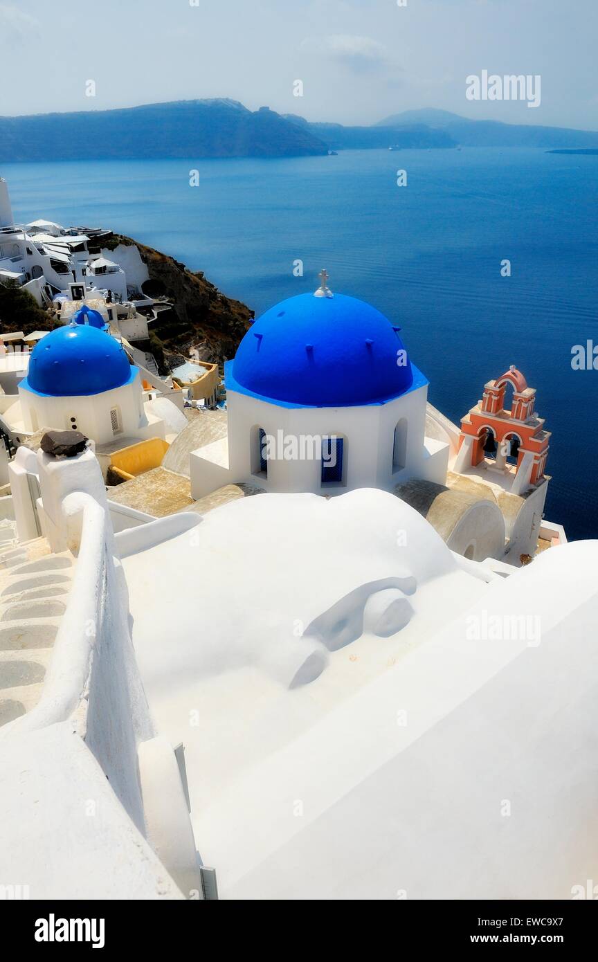 Un iconico blu chiesa a cupola sull'isola di Santorini, Grecia Foto Stock