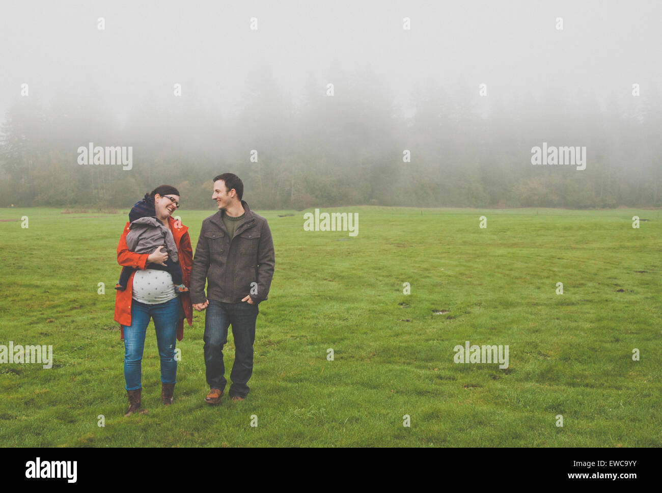 Ritratto di una giovane famiglia passeggiate nel parco. Foto Stock