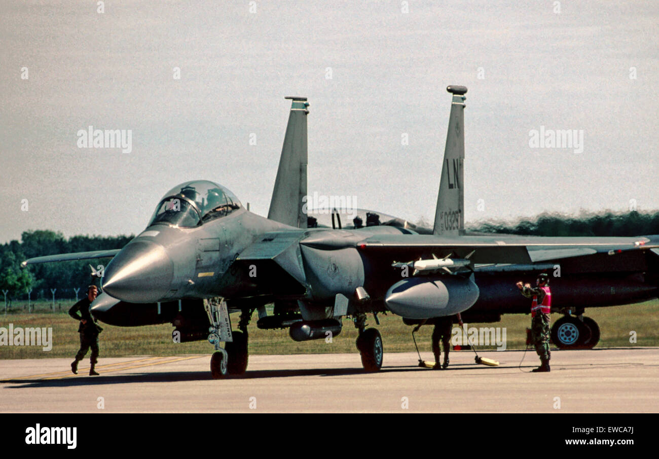 Il 4 ottobre, 2013 - USAF F-15E Strike Eagle.Mission.F-15E Strike Eagle è un doppio ruolo fighter progettato per eseguire aria-aria e missioni aria-terra. Un array di avionica e sistemi elettronici dà F-15E la capacità di combattere ad altitudine bassa, di giorno o di notte, e in tutte le condizioni meteo.Le funzioni.il velivolo si avvale di due membri di equipaggio, un pilota e un'arma systems officer. I modelli precedenti di F-15 sono assegnati aria-aria ruoli; ''E'' modello è un doppio ruolo fighter. Esso ha la capacità di lottare contro il suo modo di essere un bersaglio per lunghi intervalli, distruggere il nemico posizioni di massa e la lotta contro la sua via di uscita.L Foto Stock