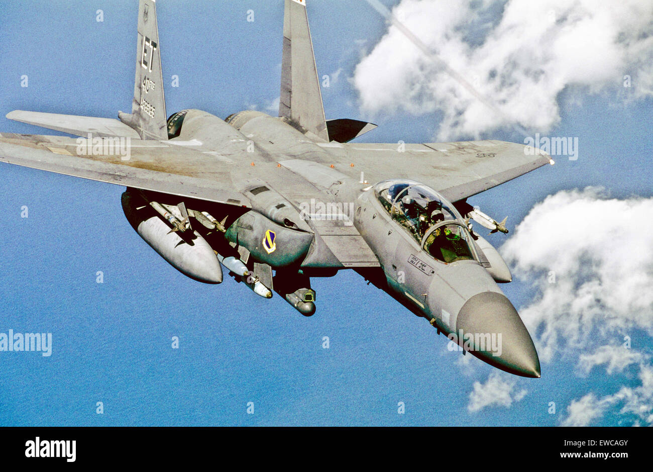Il 4 ottobre, 2013 - USAF F-15E Strike Eagle.Mission.F-15E Strike Eagle è un doppio ruolo fighter progettato per eseguire aria-aria e missioni aria-terra. Un array di avionica e sistemi elettronici dà F-15E la capacità di combattere ad altitudine bassa, di giorno o di notte, e in tutte le condizioni meteo.Le funzioni.il velivolo si avvale di due membri di equipaggio, un pilota e un'arma systems officer. I modelli precedenti di F-15 sono assegnati aria-aria ruoli; ''E'' modello è un doppio ruolo fighter. Esso ha la capacità di lottare contro il suo modo di essere un bersaglio per lunghi intervalli, distruggere il nemico posizioni di massa e la lotta contro la sua via di uscita.L Foto Stock