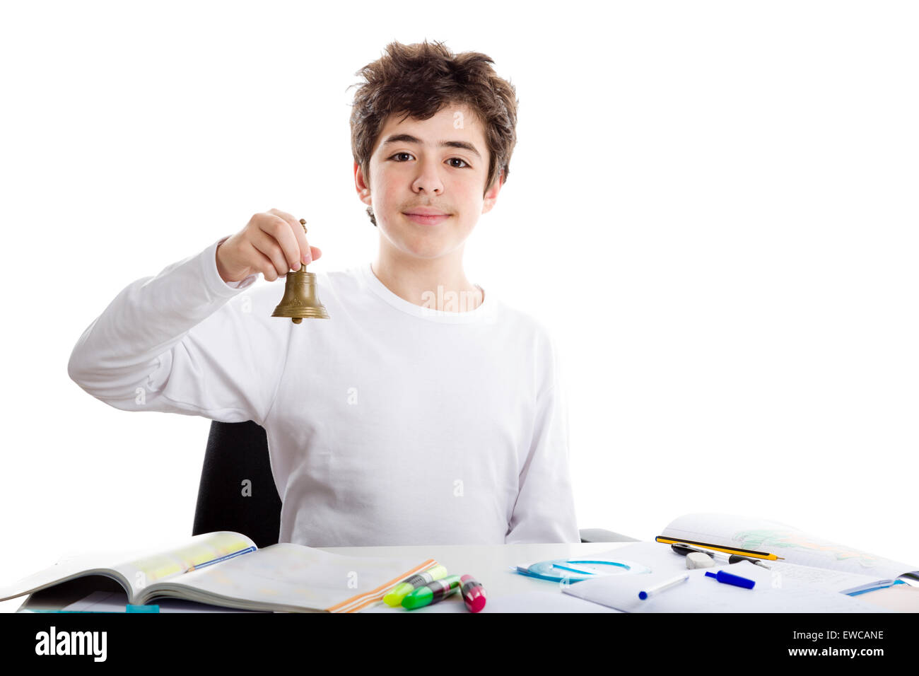 Adolescente caucasica ragazzo squillo di seduta di un piccolo campanile con la mano destra mentre si fanno i compiti Foto Stock