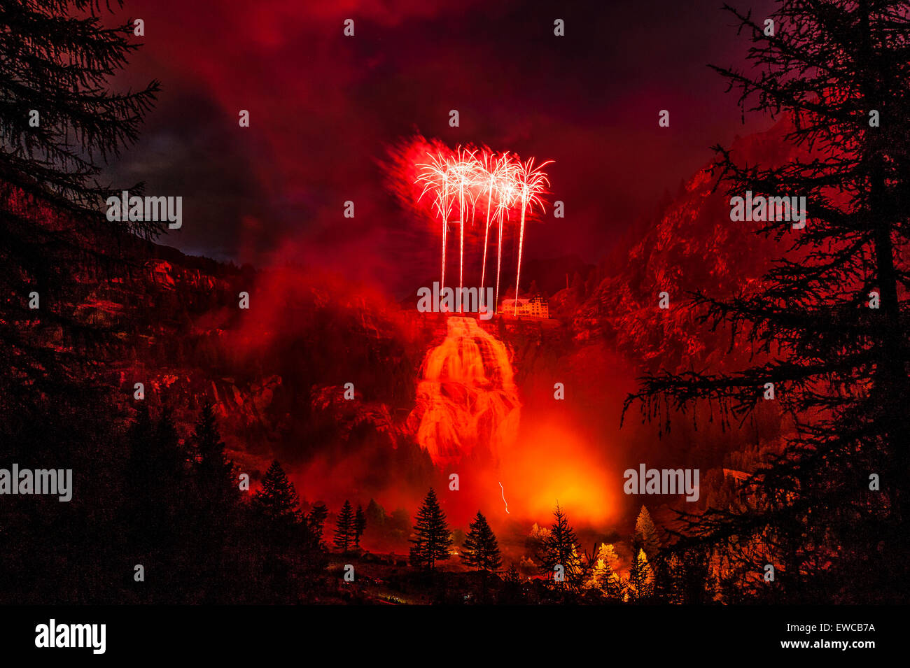 Fuochi d'artificio sopra Cascate del Toce, Formazza Valley, durante una  competizione di fuochi d'artificio Foto stock - Alamy