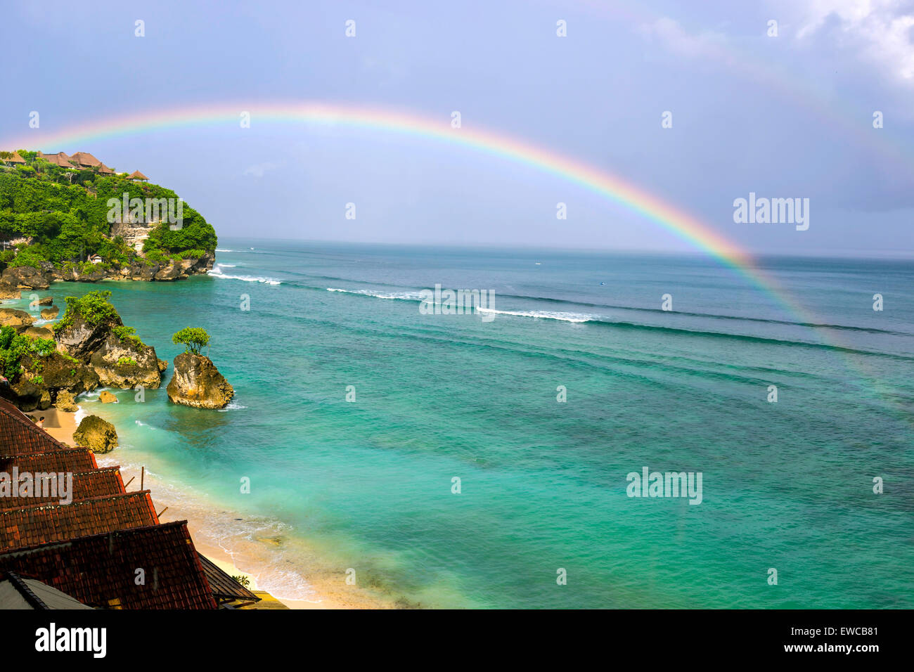 Rainbow oltre oceano,Bingin Beach, Bali, Indonesia. Foto Stock