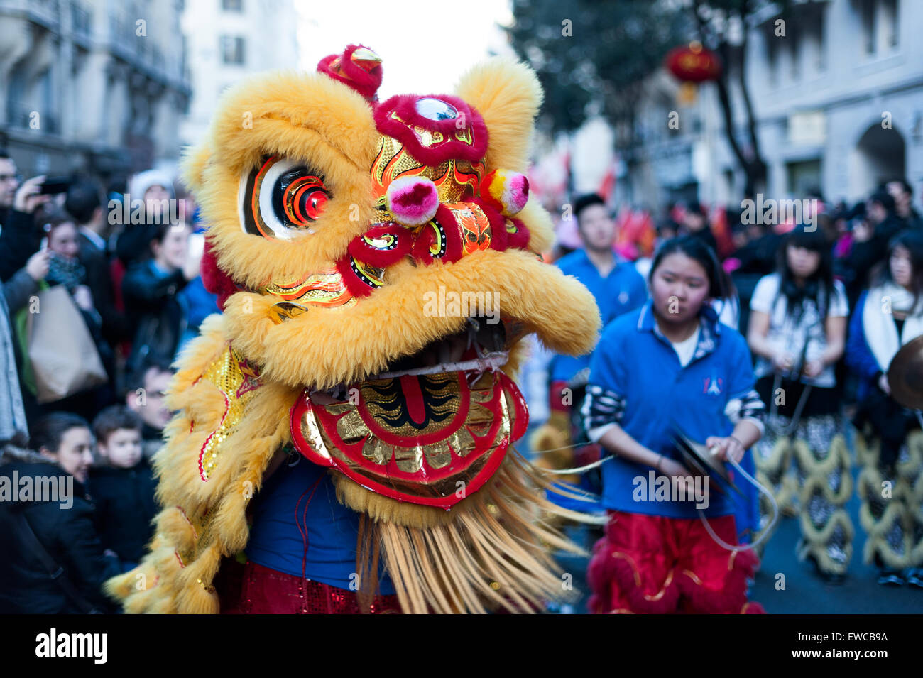 Parigi, Francia - Feb 02, 2014: artisti cinesi di danza con un drago al nuovo anno lunare cinese parade. Foto Stock
