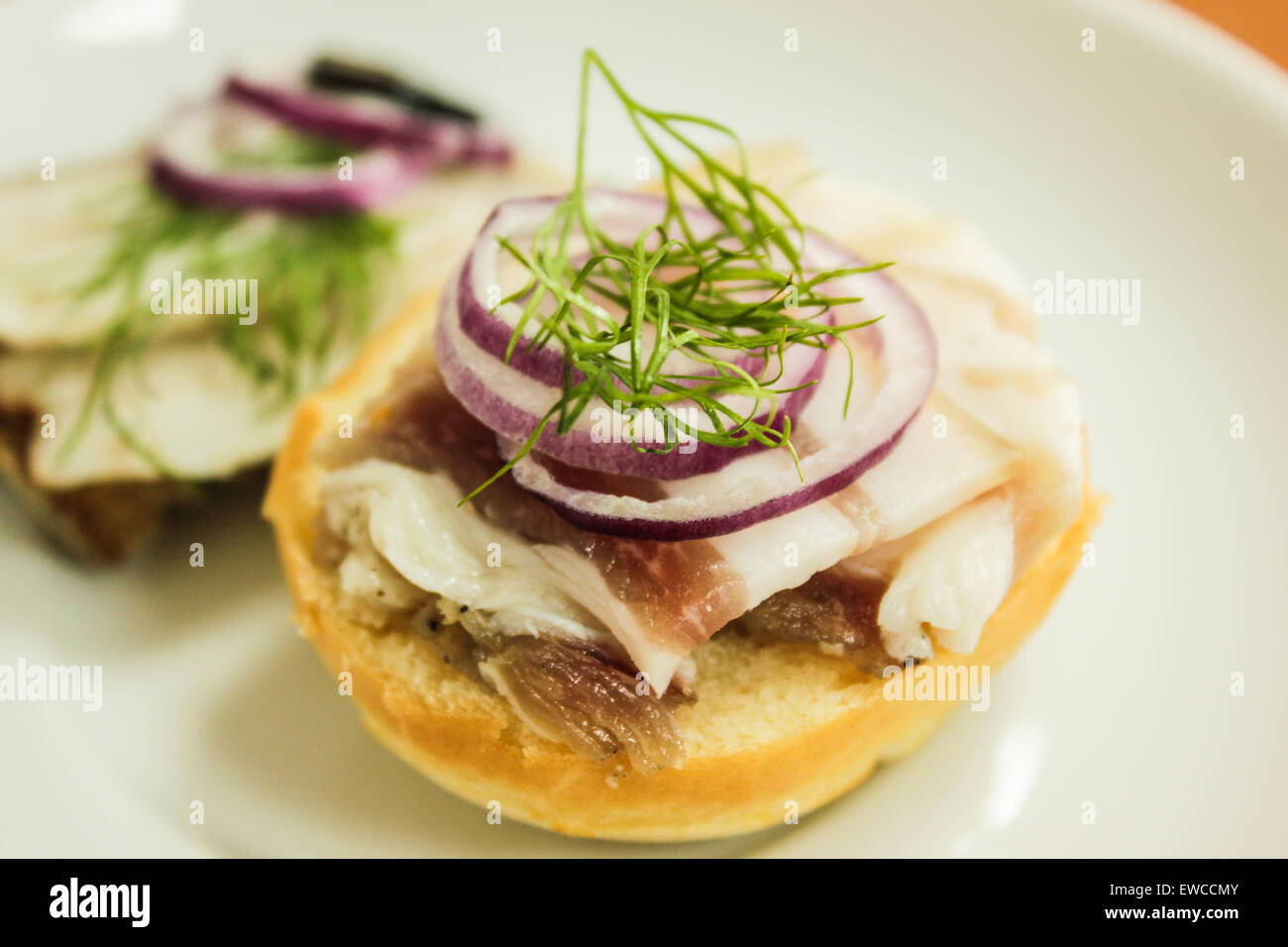Mini tartine - colorata spuntini freschi sulla piastra bianca. Foto Stock