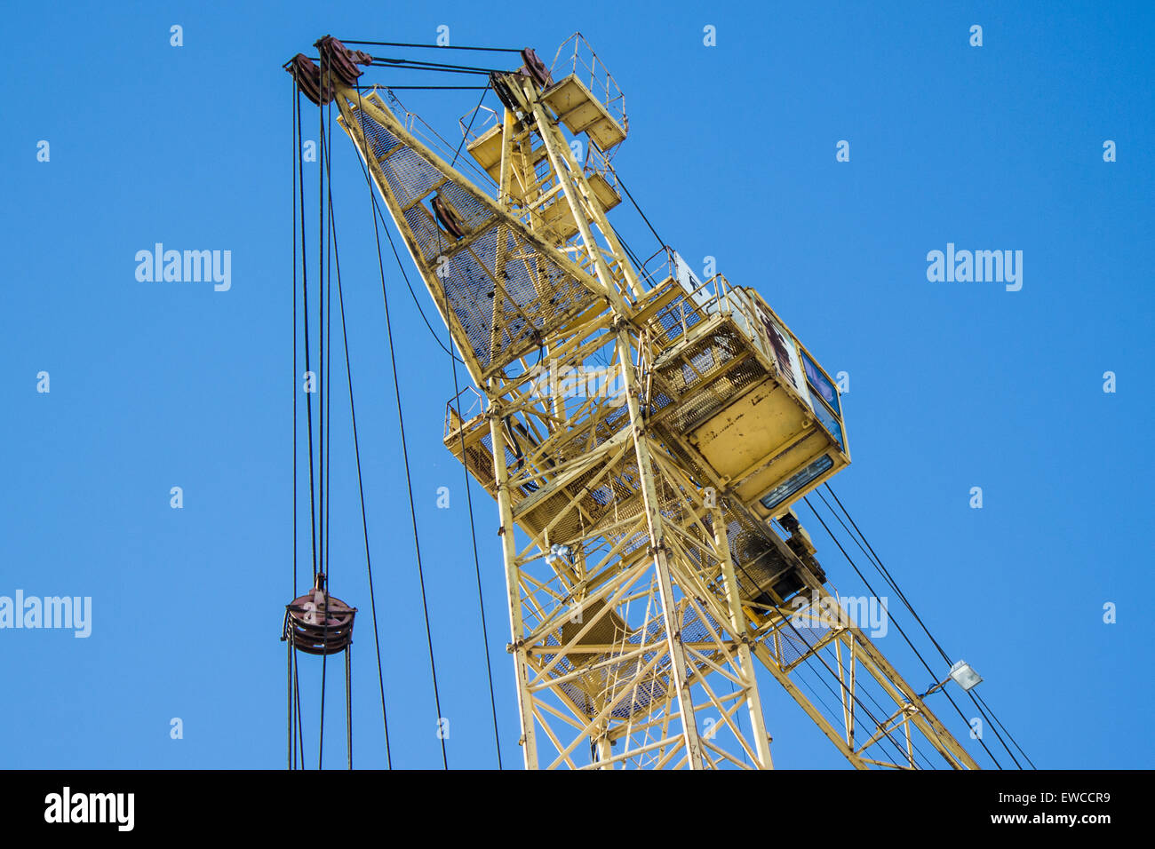 Il giallo della costruzione di gru a torre contro il cielo blu Foto Stock