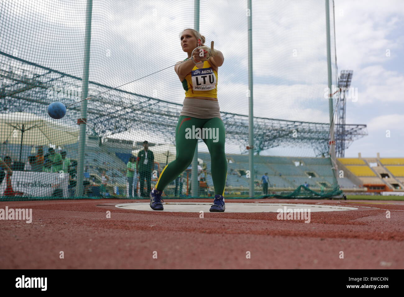 Heraklion, Grecia. Il 21 giugno, 2015. Il lituano hammer thrower Sandra Miseikyte è raffigurato in azione al 2015 l'Atletica Europea Campionati del Team prima lega. L'ultimo giorno del 2015 Europeo di Atletica Leggera Campionati del team Primo Campionato visto il restante 19 eventi con 1 atleta da ciascuno dei dodici paesi partecipanti di prendere posto nella Pankrition Stadium di Heraklion a Creta. © Michael Debets/Pacific Press/Alamy Live News Foto Stock