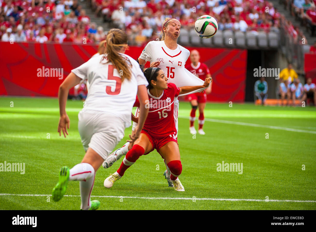 Vancouver, Canada. Il 21 giugno, 2015. Canada avanti Filigno Jonelle (#16) e svizzera defender Caroline Abbe (#15) impigliato durante il round di 16 match tra il Canada e la Svizzera alla FIFA Coppa del Mondo Donne Canada 2015 presso lo Stadio BC Place. Credito: Matt Jacques/Alamy Live News Foto Stock