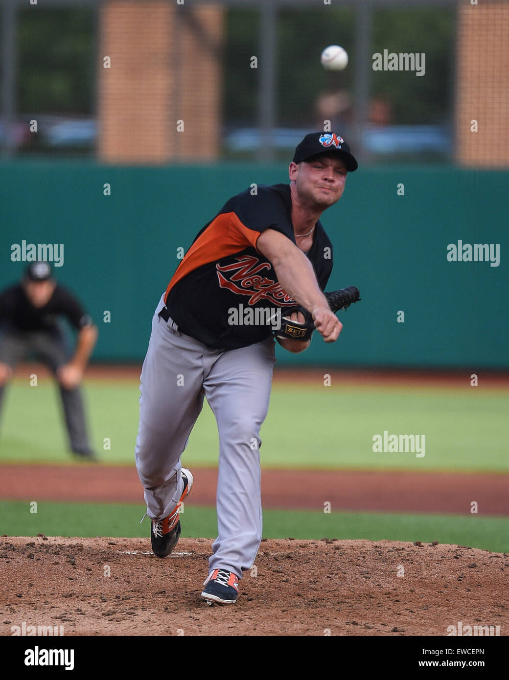 Giugno 22, 2015:Norfolk Tides lanciatore Michael (Bowden 25) genera durante una stagione regolare il gioco tra il Columbus Clippers e la Norfolk marea a Huntington Park, in Columbus OH. Credito: Cal Sport Media/Alamy Live News Foto Stock