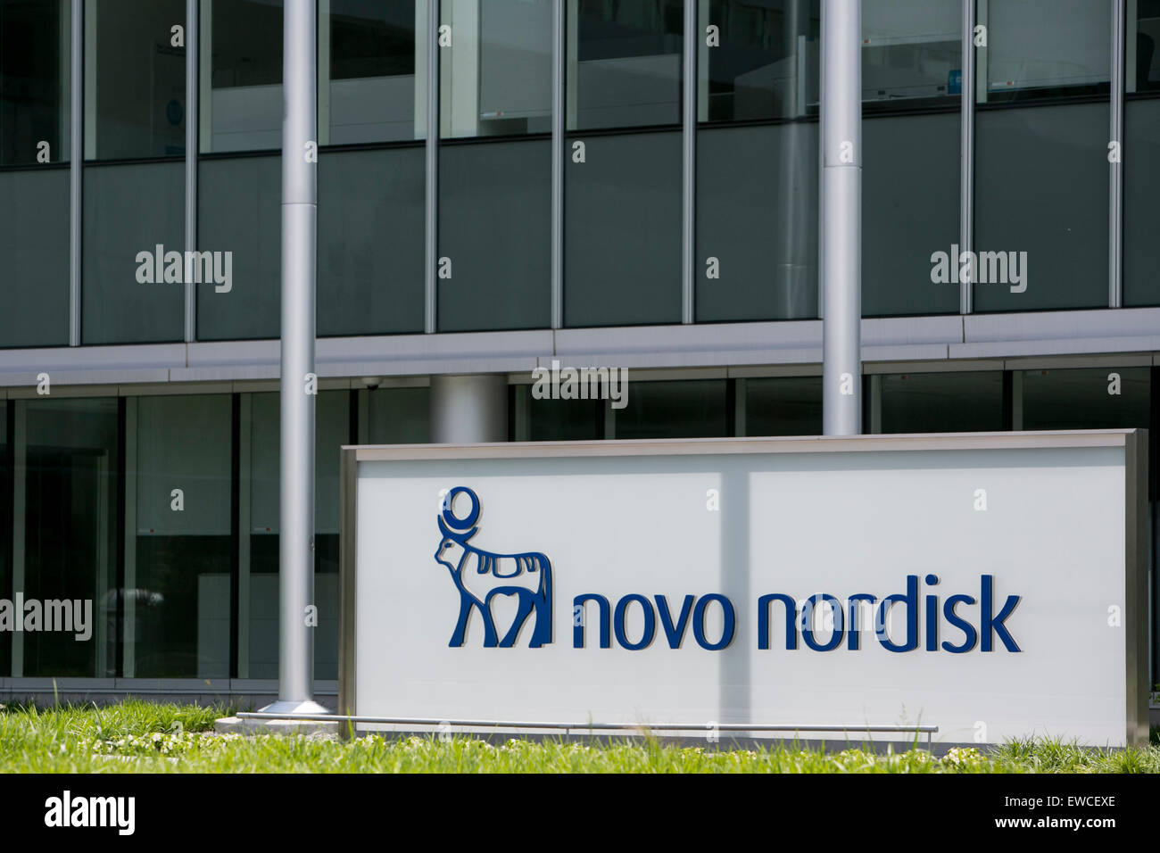 Un segno del logo al di fuori di una struttura occupata da Novo Nordisk a Princeton, New Jersey. Foto Stock