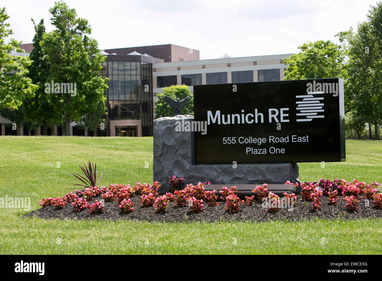 Un segno del logo al di fuori di una struttura occupata dal Gruppo Munich Re a Princeton, New Jersey. Foto Stock