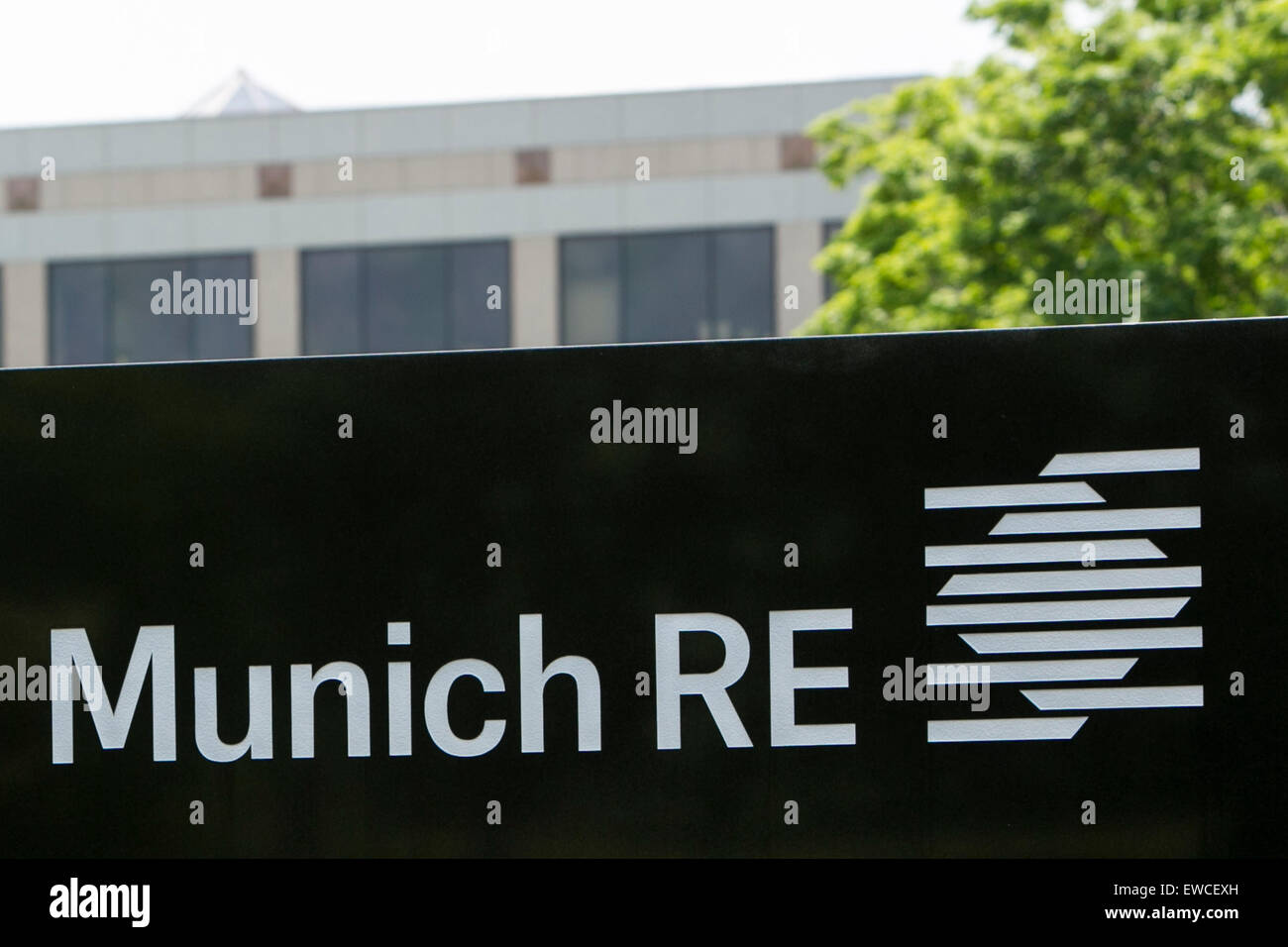 Un segno del logo al di fuori di una struttura occupata dal Gruppo Munich Re a Princeton, New Jersey. Foto Stock