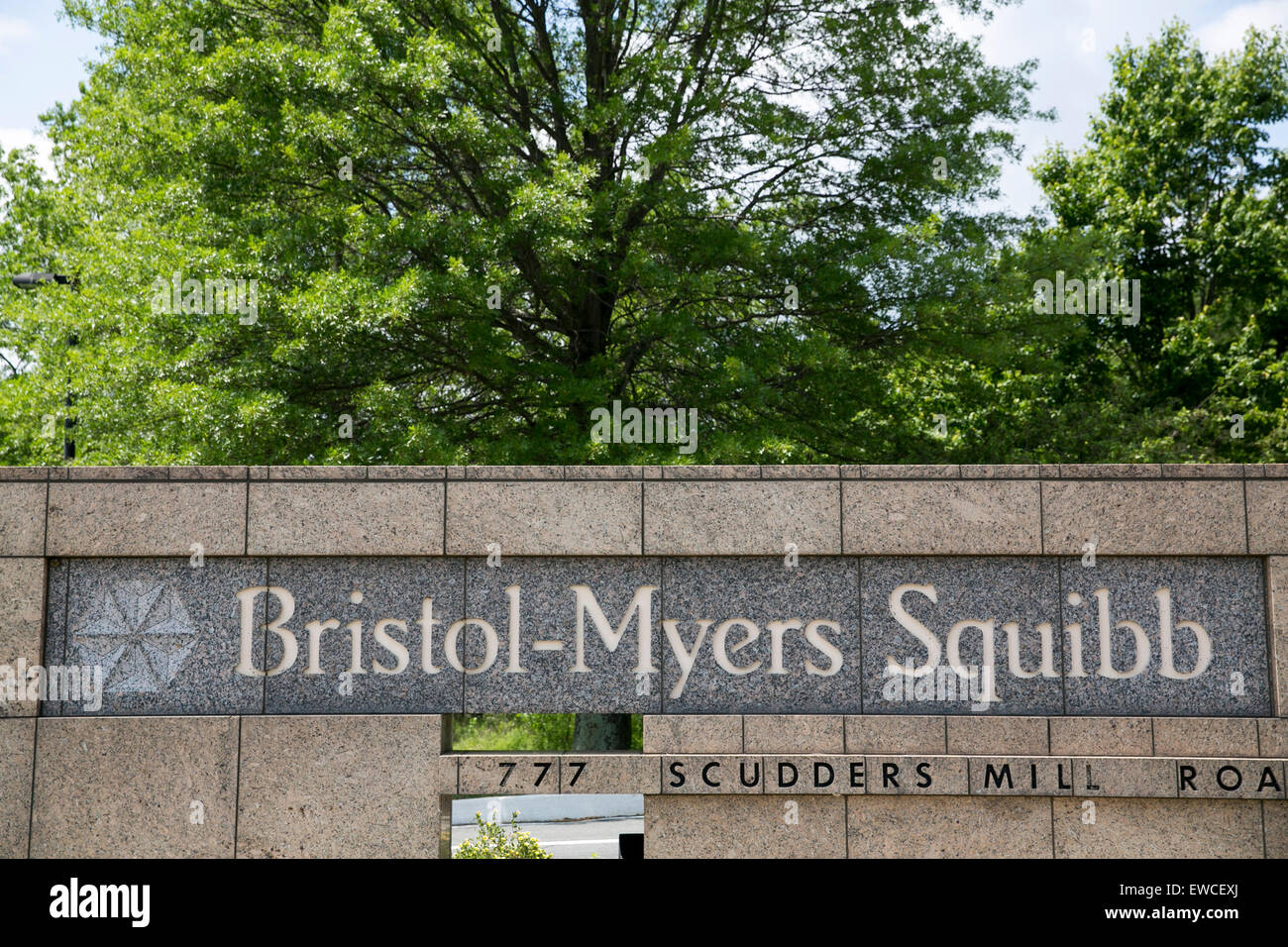 Un segno del logo al di fuori di una struttura occupata dalla Bristol Myers Squibb Company a Princeton, New Jersey. Foto Stock