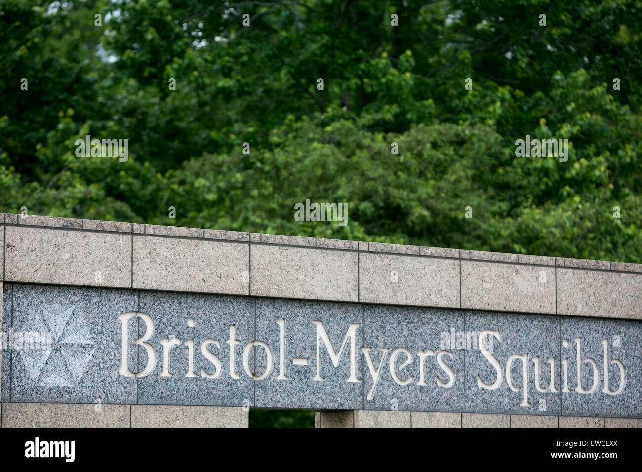 Un segno del logo al di fuori di una struttura occupata dalla Bristol Myers Squibb Company a Princeton, New Jersey. Foto Stock