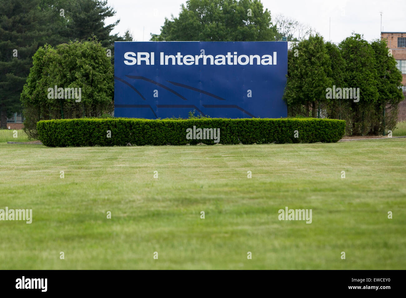 Un segno del logo al di fuori di una struttura occupata da SRI International a Princeton, New Jersey. Foto Stock