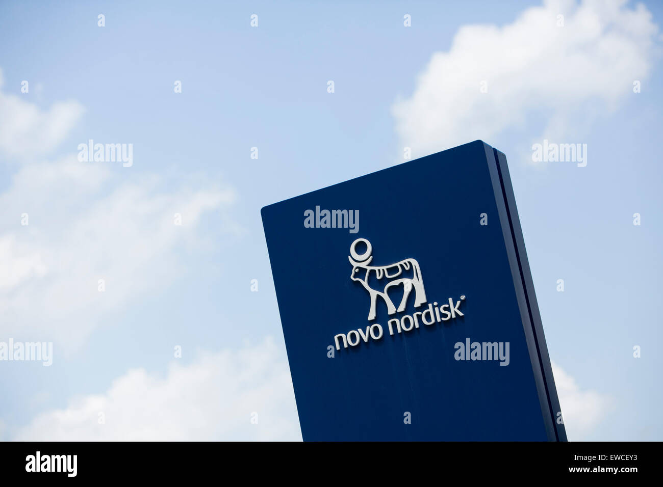Un segno del logo al di fuori di una struttura occupata da Novo Nordisk a Princeton, New Jersey. Foto Stock