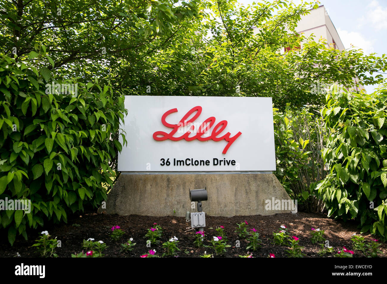 Un segno del logo al di fuori di una struttura occupata da Eli Lilly and Company a Somerville, New Jersey. Foto Stock