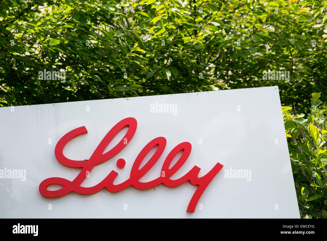 Un segno del logo al di fuori di una struttura occupata da Eli Lilly and Company a Somerville, New Jersey. Foto Stock