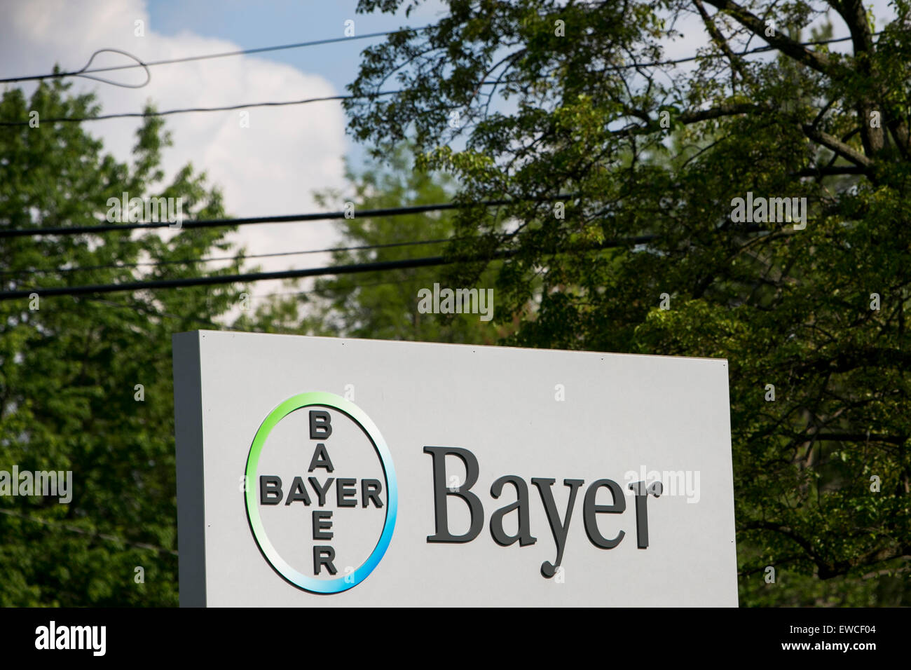 Un segno del logo al di fuori di una struttura occupata da Bayer in Morris Township, New Jersey. Foto Stock