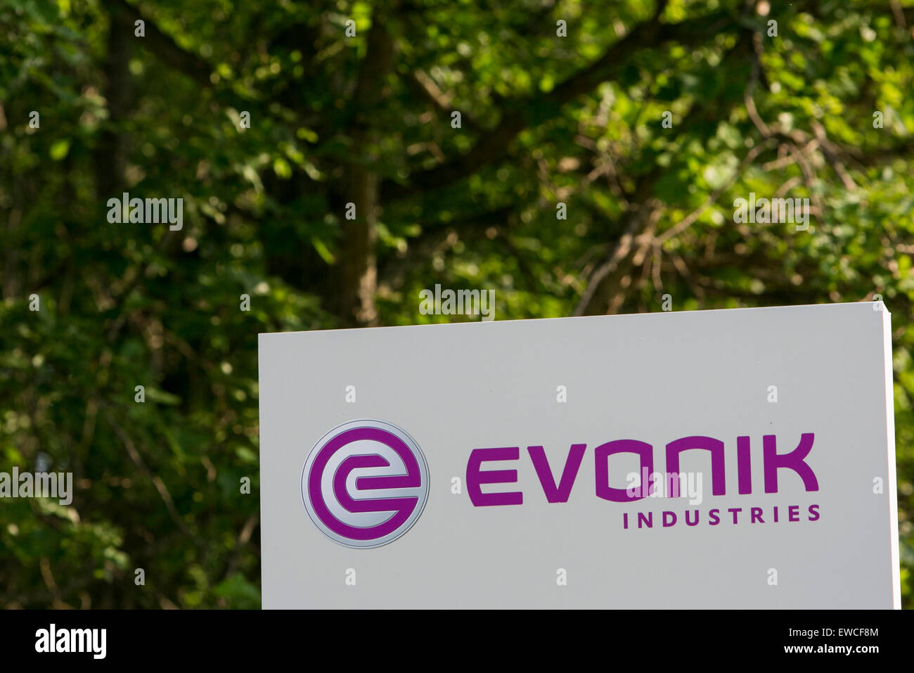 Un segno del logo al di fuori di una struttura occupata da azienda Evonik Industries a Parsippany, New Jersey. Foto Stock