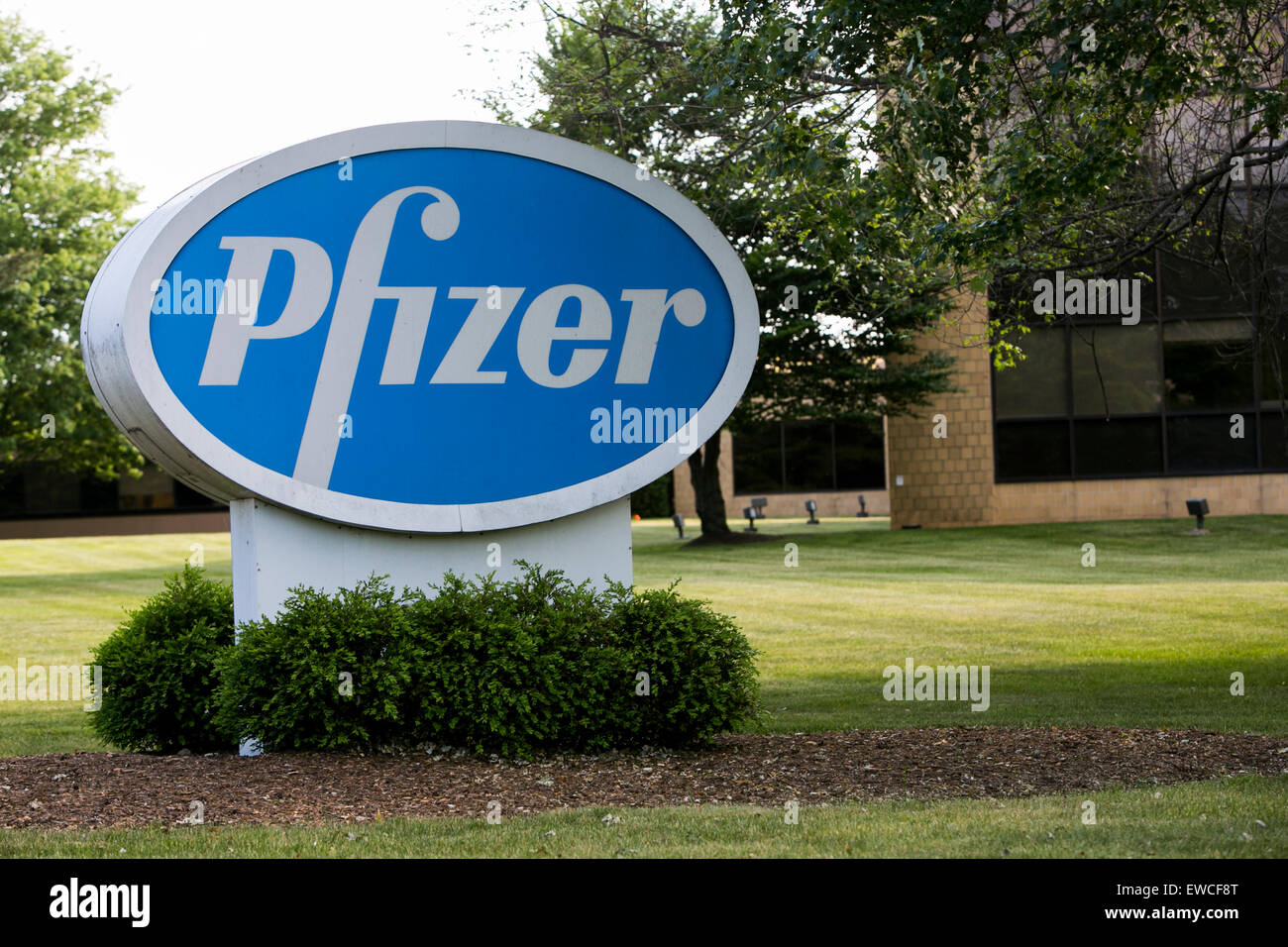 Un segno del logo al di fuori di una struttura occupata da Pfizer Inc., a Parsippany, New Jersey. Foto Stock