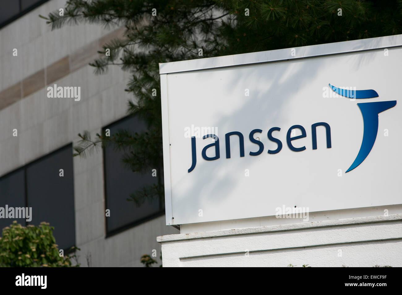 Un logo segno al di fuori della struttura occupata dalla Janssen Pharmaceuticals, filiale di Johnson & Johnson, a Somerville, New Jerse Foto Stock
