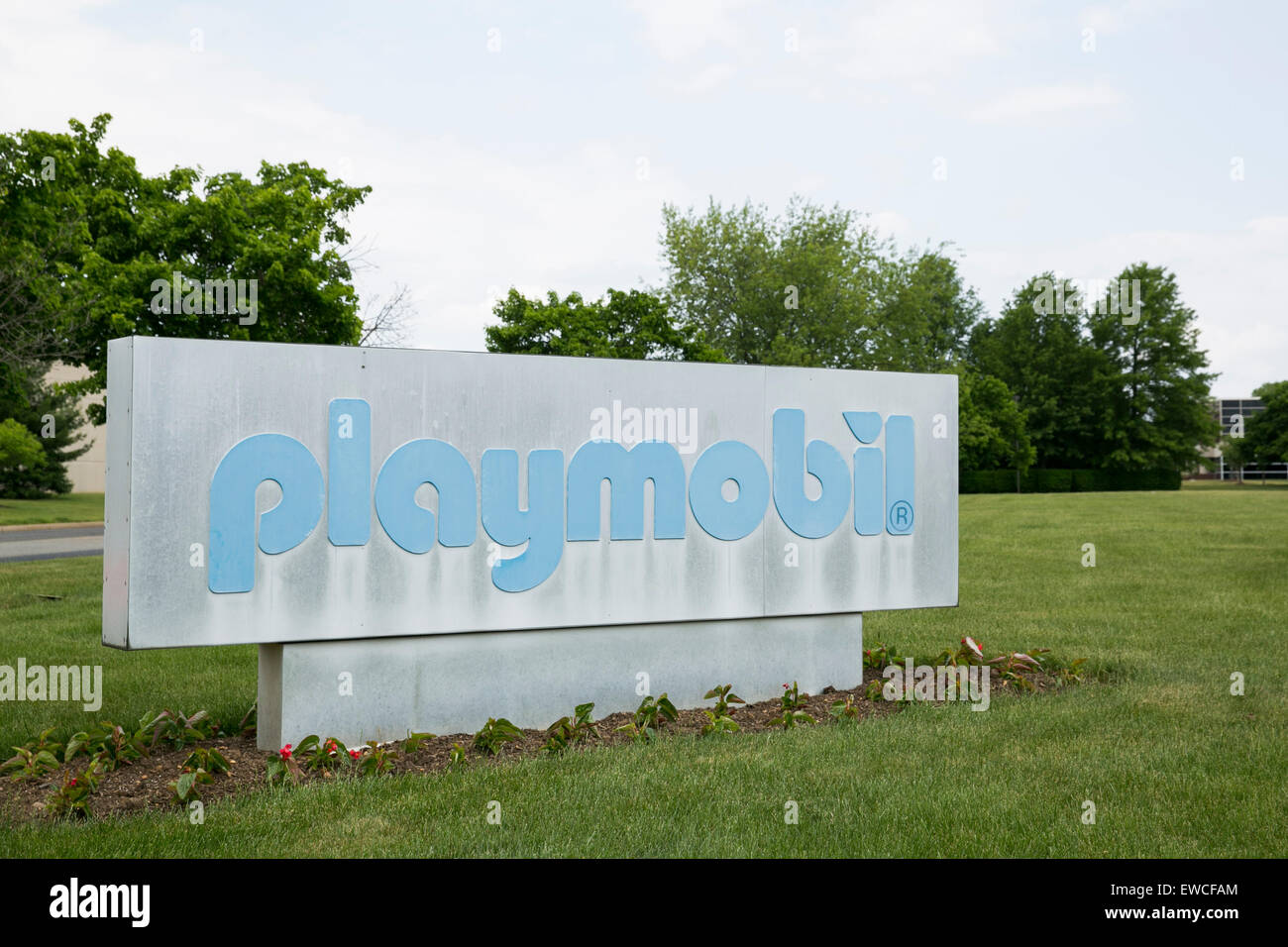 Un segno del logo al di fuori di una struttura occupata dalla toy maker Playmobil, Cranbury, New Jersey. Foto Stock