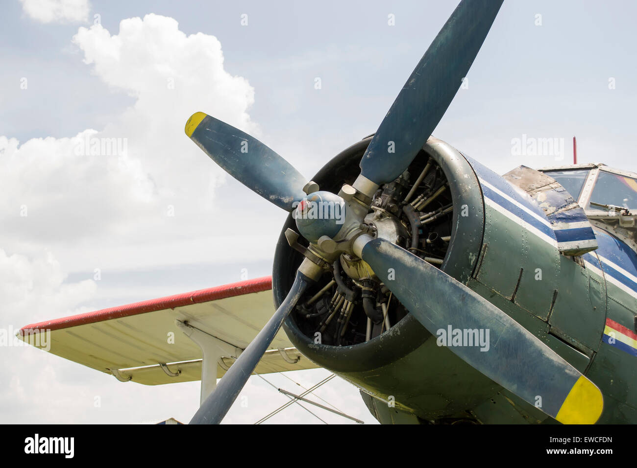 Close-up di un aeroplano ad elica, a motore su un cielo blu sullo sfondo Foto Stock