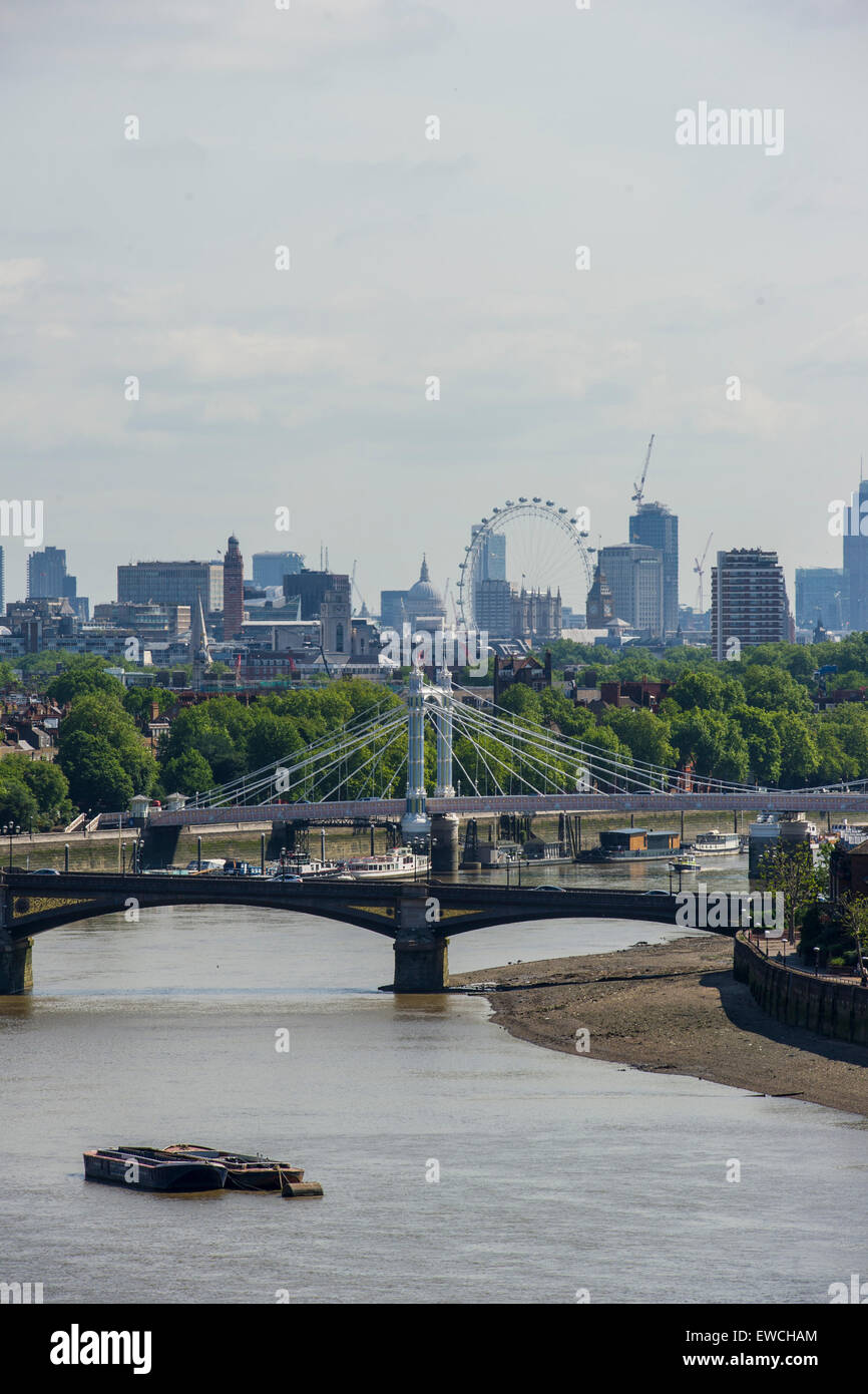 Guardando ad est dal Porto di Chelsea lungo il Tamigi verso la città con il London Eye e il quartiere finanziario a distanza Foto Stock