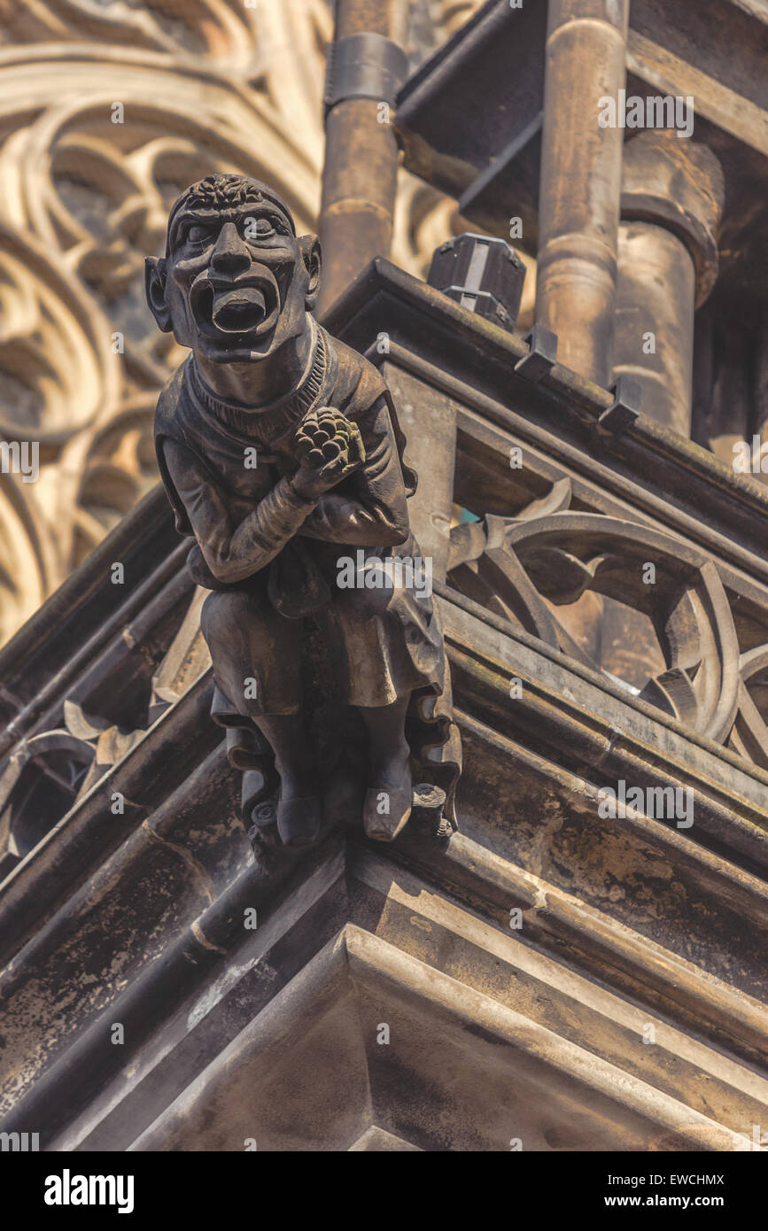 Gargoyle statua sulla Cattedrale di San Vito nel Castello di Praga Hradcany, dai toni rétro immagine Foto Stock