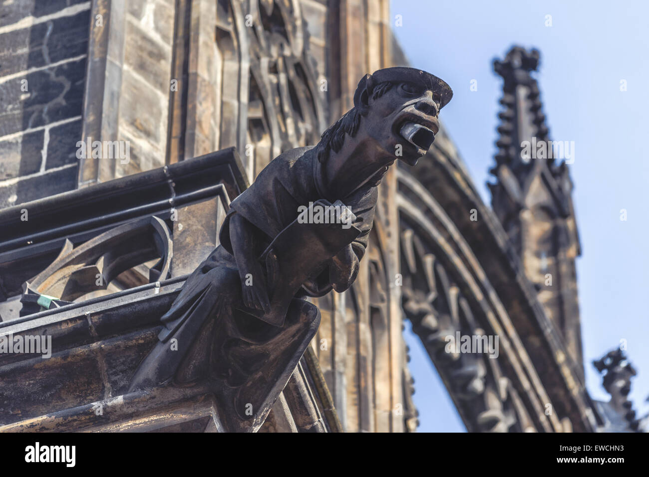 Gargoyle statua sulla Cattedrale di San Vito nel Castello di Praga Hradcany, dai toni rétro immagine Foto Stock